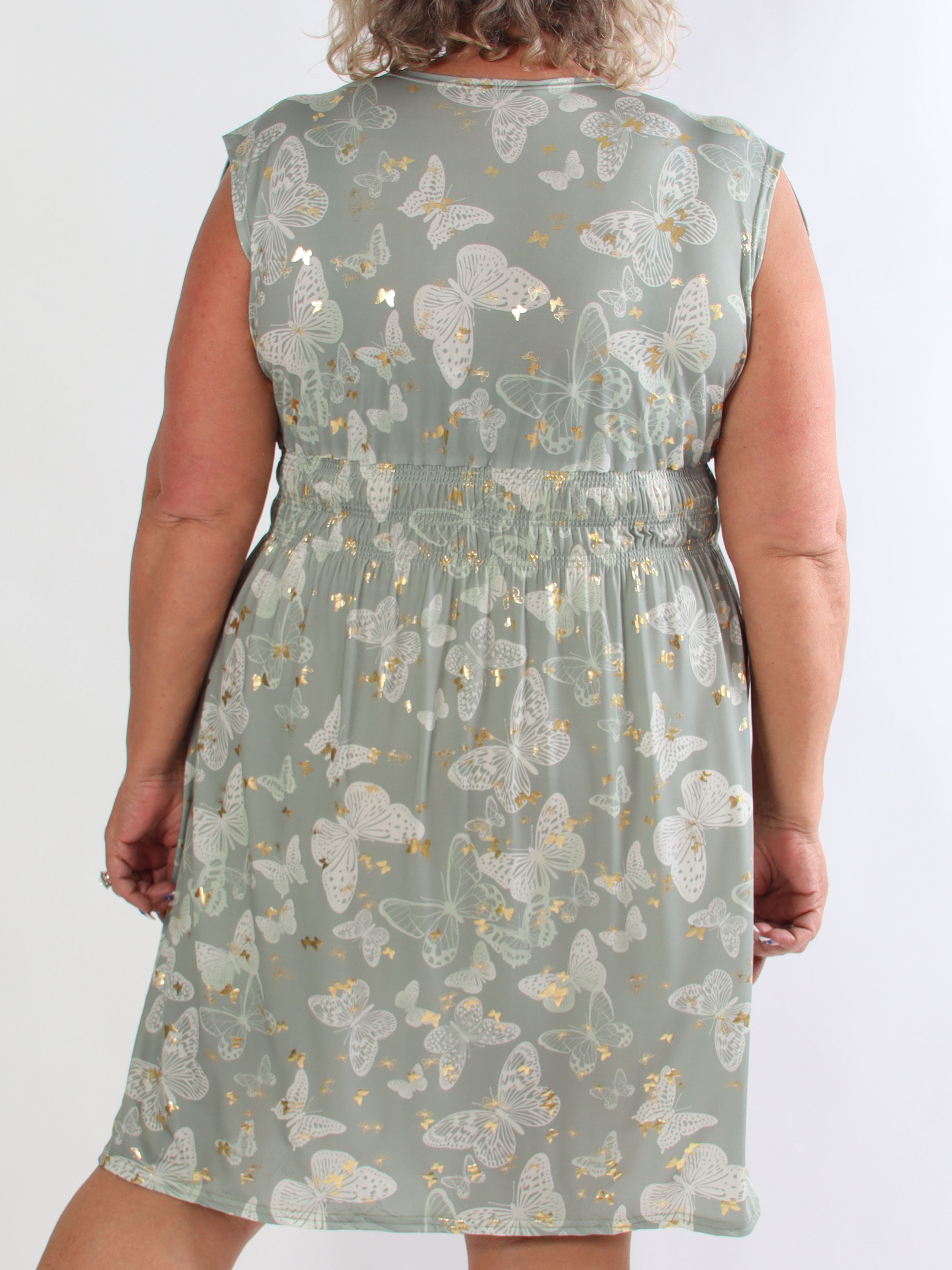 Pams Butterfly Sleeveless Short - Plus size kjole med sommerfugleprint og smock i livet